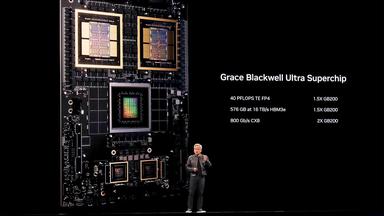 Nvidia CEO Jensen Huang präsentiert auf einer Bühne einen neuen Nvidia-Chip.