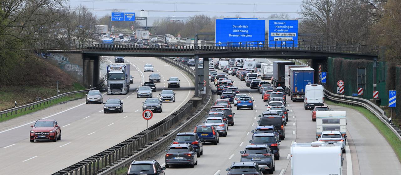 Der Verkehr auf der Autobahn staut sich.