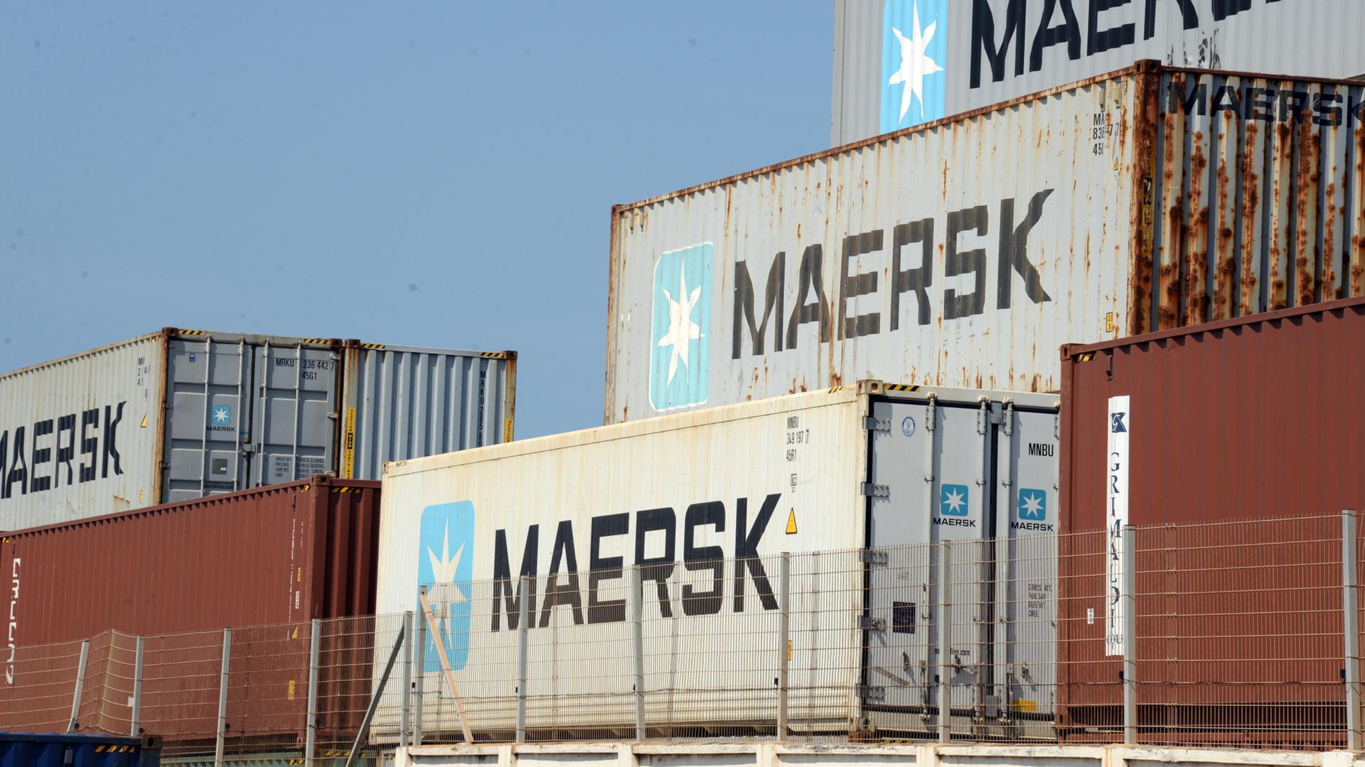 Container des Schifffahrtskonzerns Maersk stehen gestapelt im Tema-Hafen in Ghana (Archivbild).  | dpa