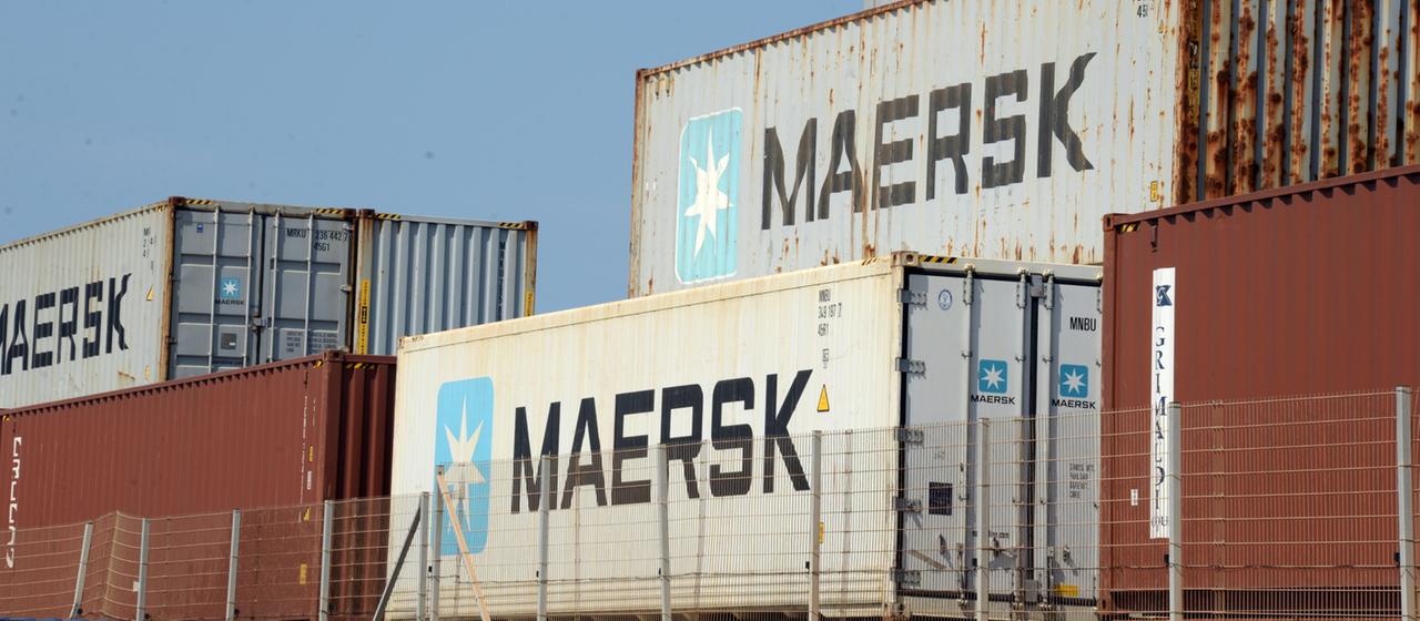Container des Schifffahrtskonzerns Maersk stehen gestapelt im Tema-Hafen in Ghana (Archivbild). 