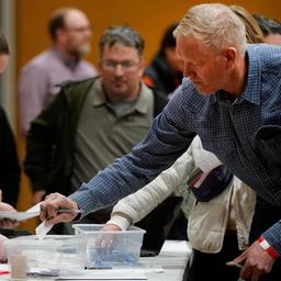 In Provo (US-Bundesstaat Utah) gibt ein Wähler am Super Tuesday seine Stimme ab.