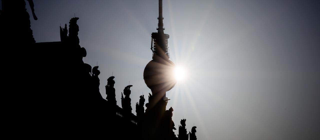 Die Sonne steht hinter dem Berliner Fernsehturm (Archivbild)
