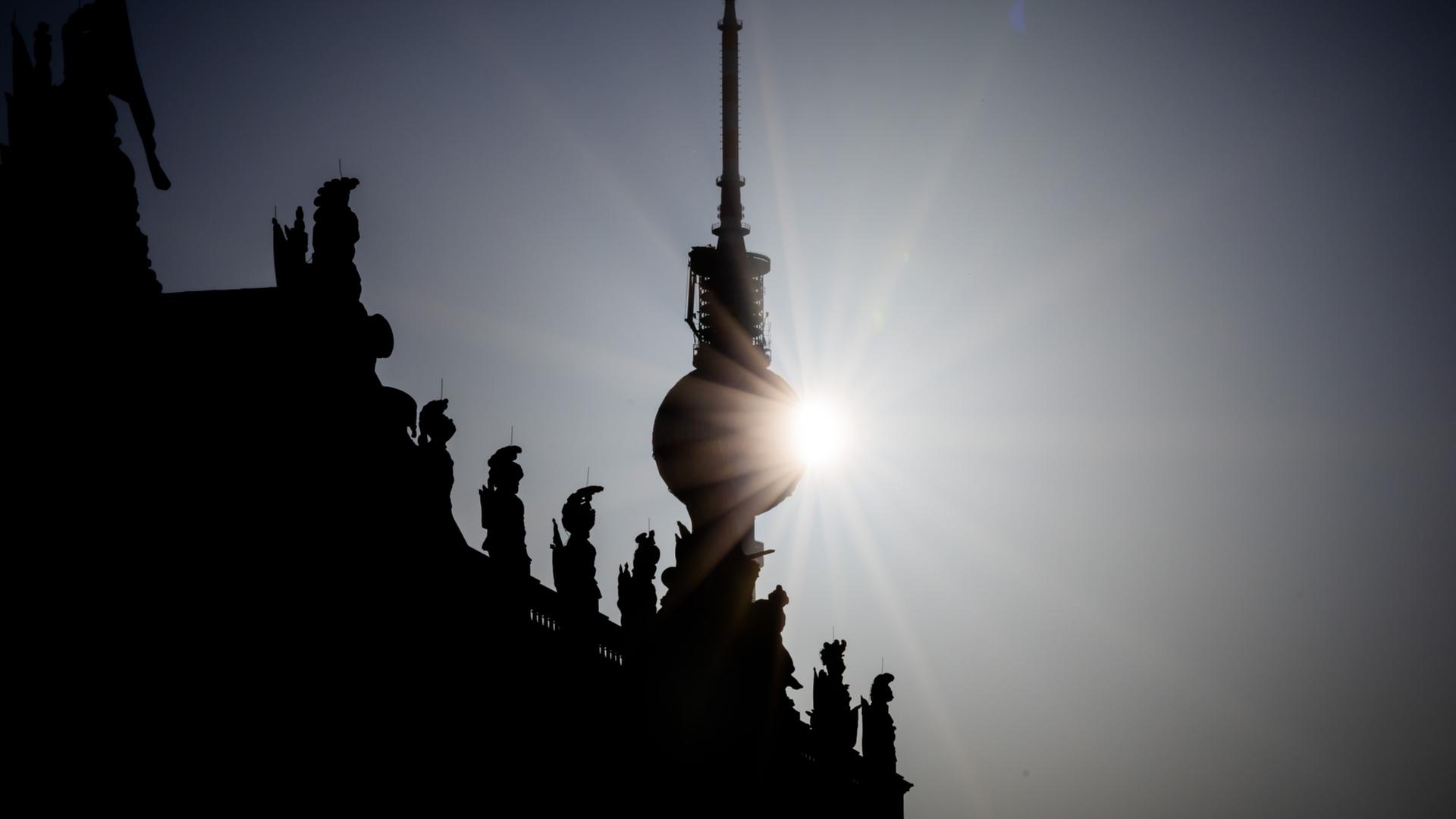 Die Sonne steht hinter dem Berliner Fernsehturm (Archivbild) | dpa