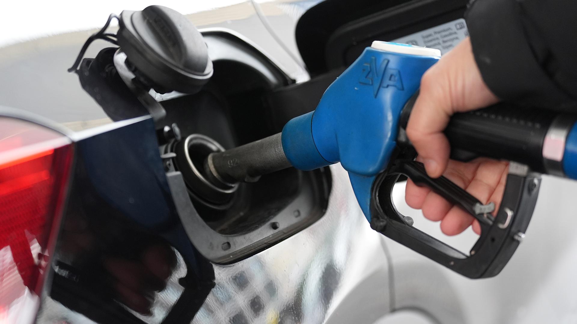 Ein Pkw wird an einer Tankstelle betankt. | dpa