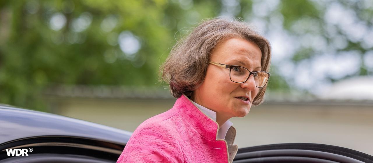 Ina Scharrenbach (CDU), Ministerin für Heimat, Kommunales, Bau und Gleichstellung, steigt aus einem Auto aus