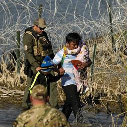 Migranten werden in Eagle Pass von Beamten an der Grenze zwischen Texas und Mexiko festgenommen (aufgenommen am 3. Januar 2024)
