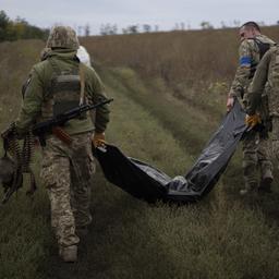 Ukrainische Soldaten tragen in der Region Charkiw Säcke mit den Leichen gefallener Soldaten.