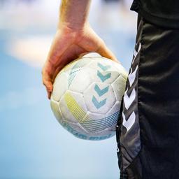 Ein Handballspieler hält den Ball in der Hand.