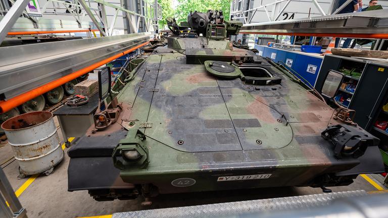Ein Schützenpanzer vom Typ Marder steht zur Aufbereitung in einer Halle von Rheinmetall.