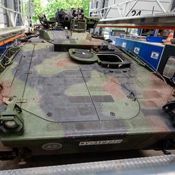 Ein Schützenpanzer vom Typ Marder steht zur Aufbereitung in einer Halle von Rheinmetall.