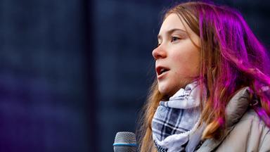 Greta Thunberg mit Palästinensertuch bei einer Klima-Demo in Amsterdam