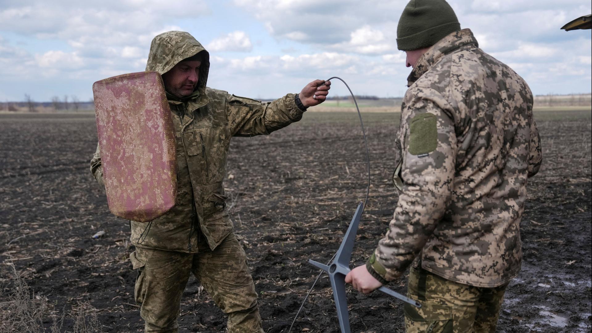 Soldaten der ukrainischen StreitkrÃ¤fte sind in der NÃ¤he der Frontstadt Pokrowsk in der Region Donezk in der Ukraine zu sehen. | REUTERS