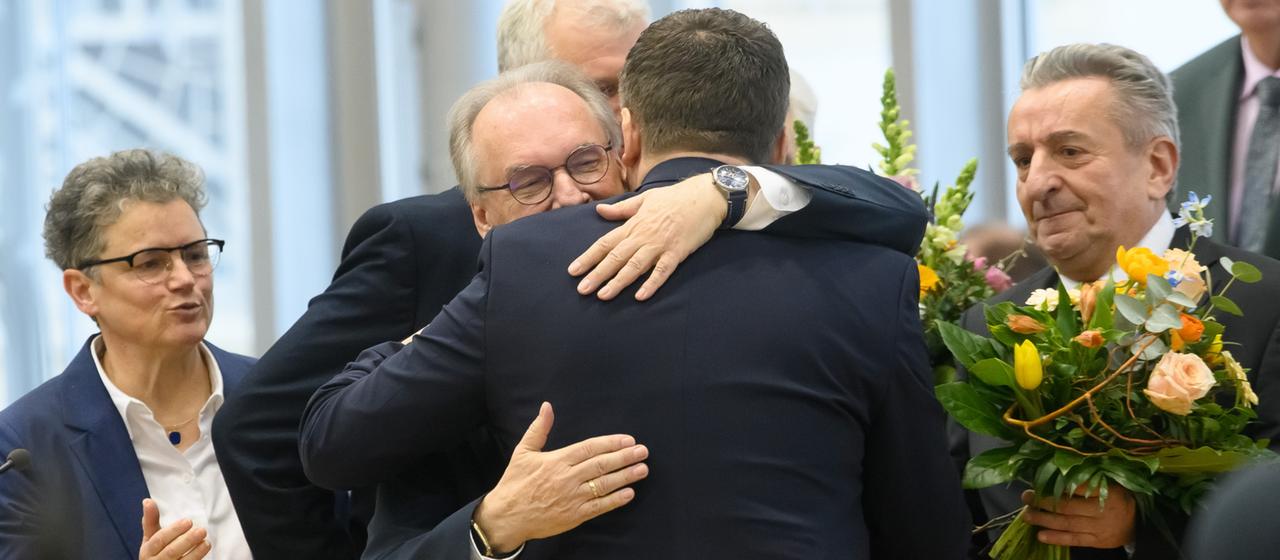 Reiner Haseloff gratuliert Sven Schulze nach dessen Wahl.