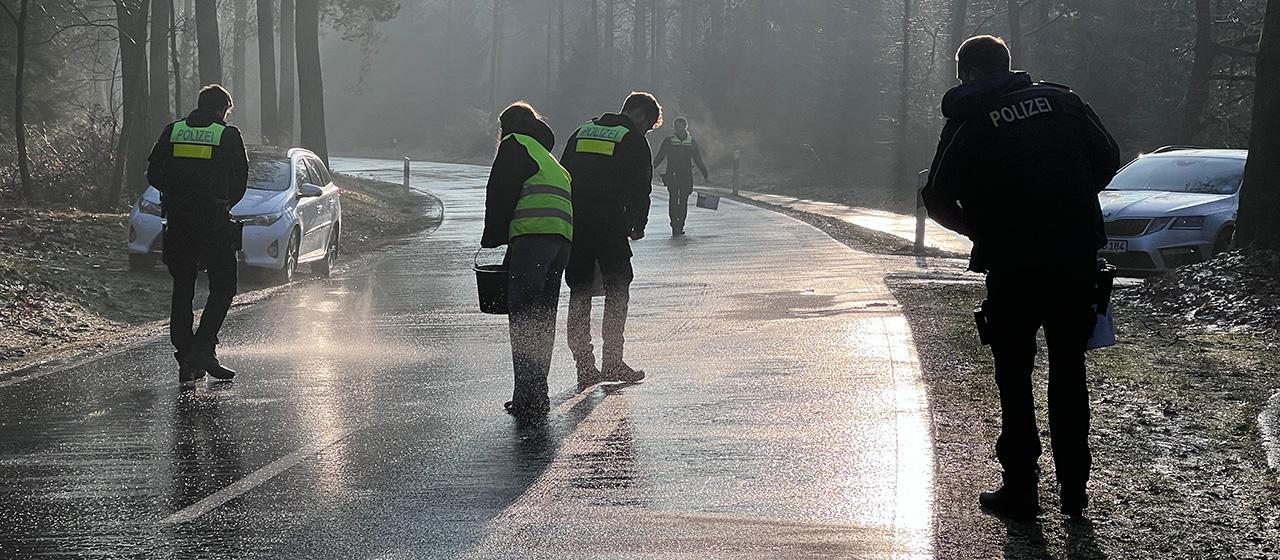 Mitarbeiter der Polizei streuen eine Straße zwischen den Orten Elbergen (Emsland) und Lohne (Grafschaft Bentheim).