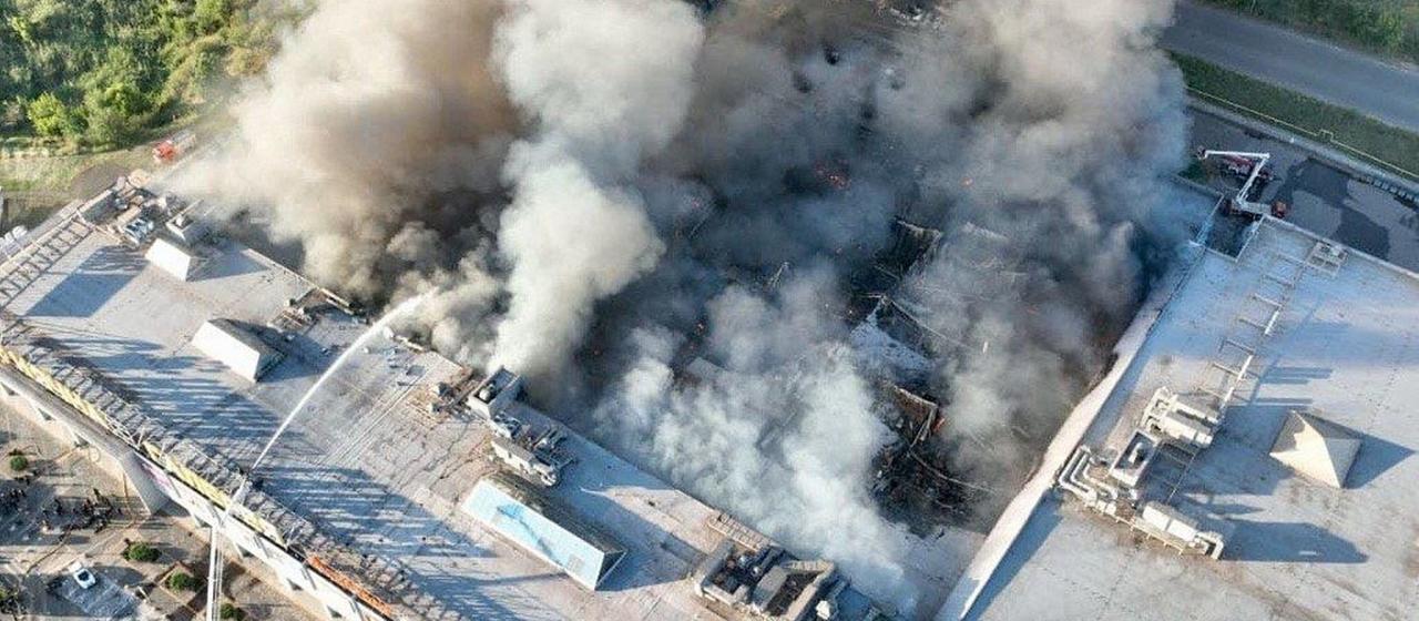Feuerwehrleute bekämpfen einen Brand in einem Einkaufszentrum, der durch einen russischen Drohnenangriff ausgelöst wurde.