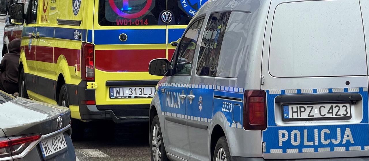 Feuerwehr und Krankenwagen vor einer Schule in Polen