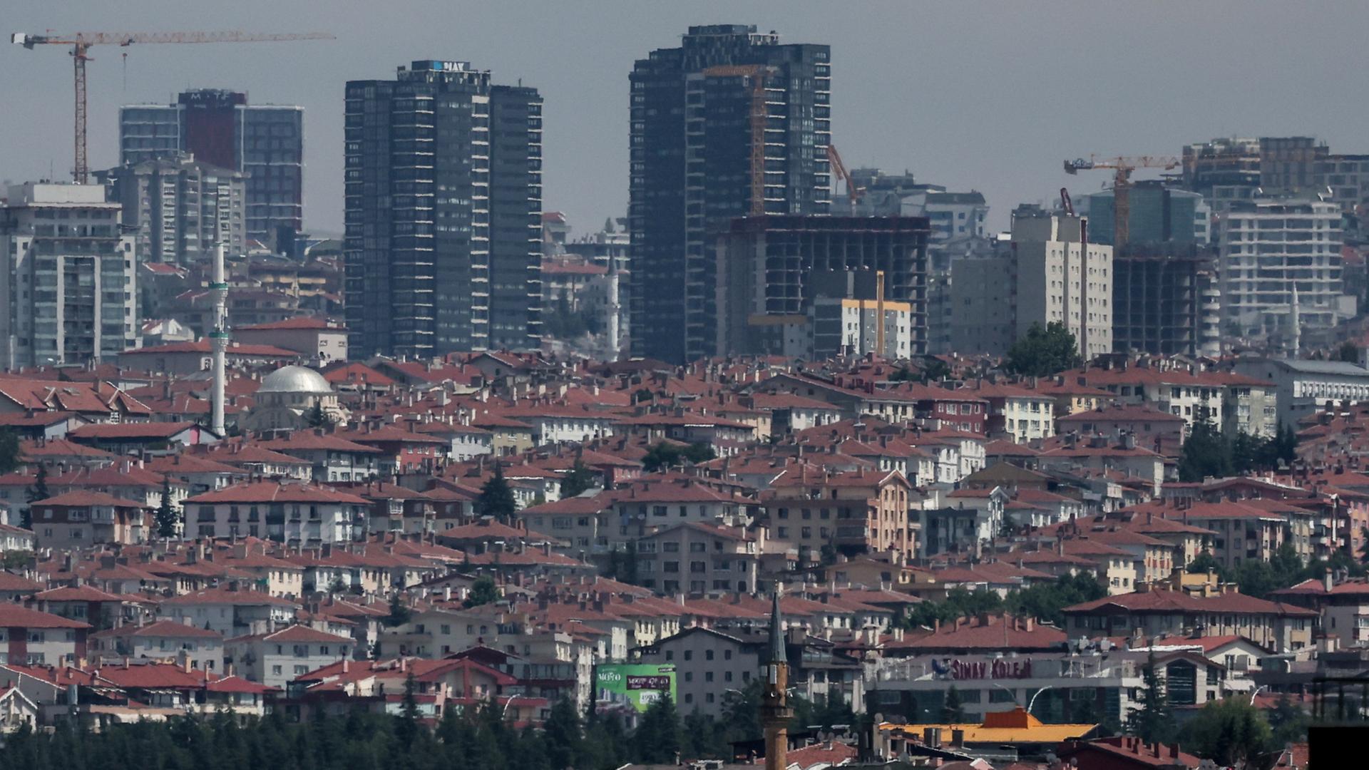 Hochäuser und kleinere Wohnhäuser in Ankara | EPA