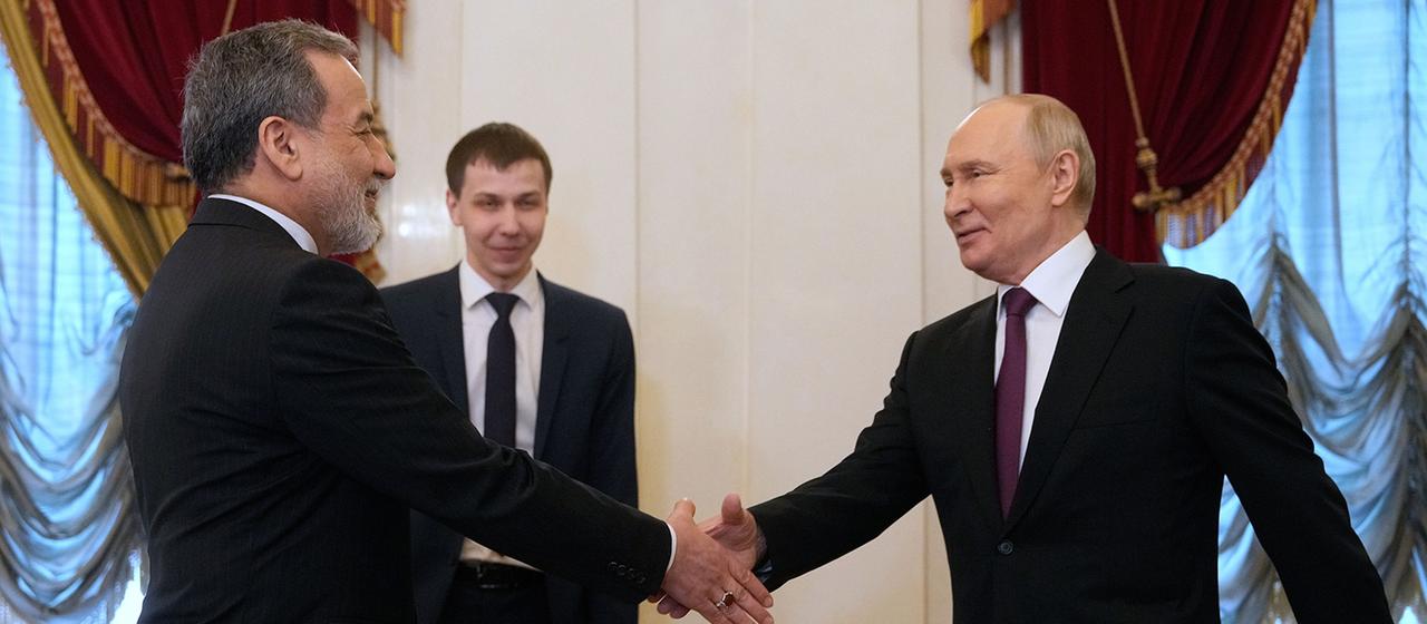 Abbas Araghtschi (l) und Wladimir Putin