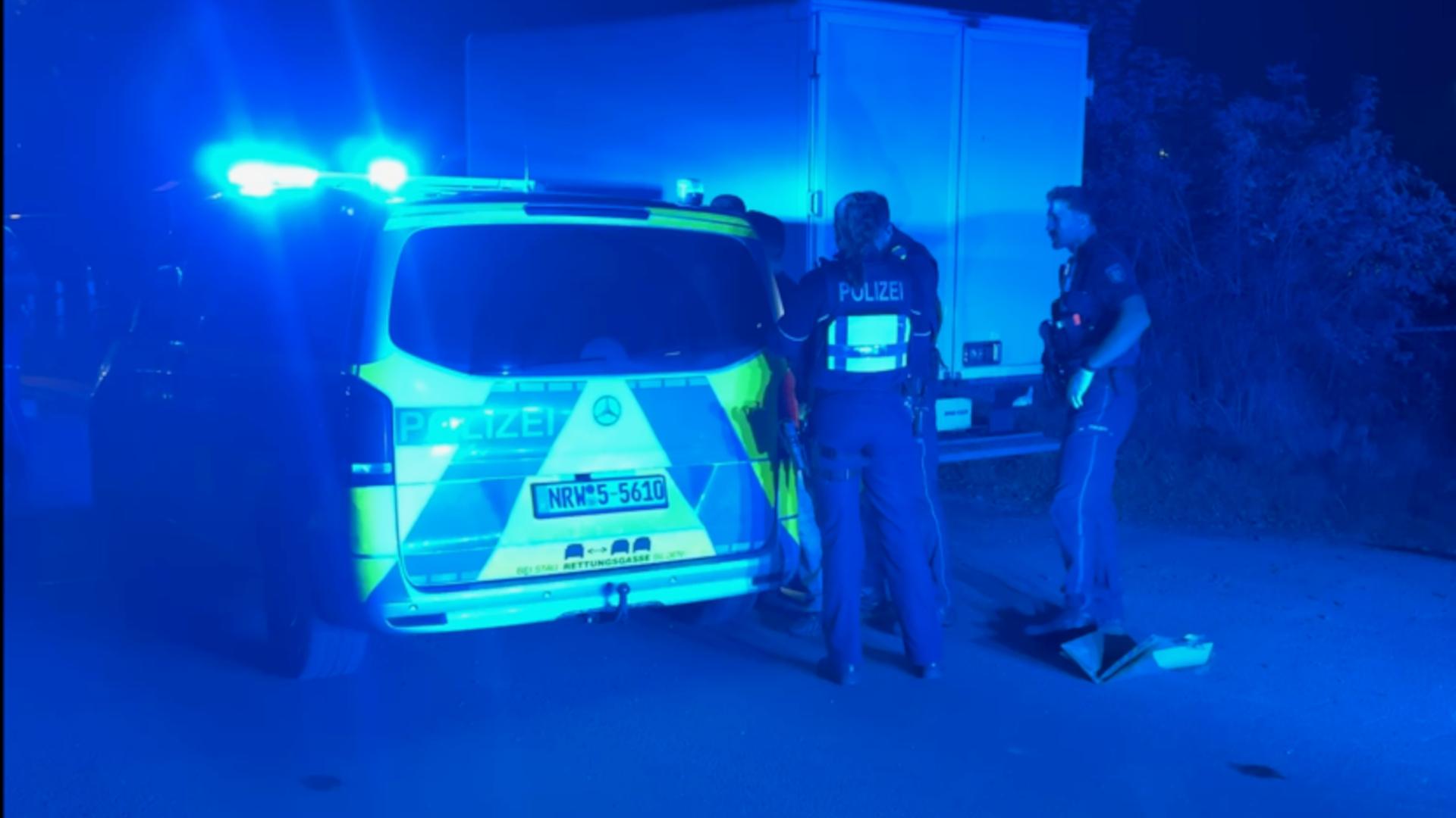 Polizeiwagen der Polizei NRW mit Blaulicht | WDR / Jochen Hilgers