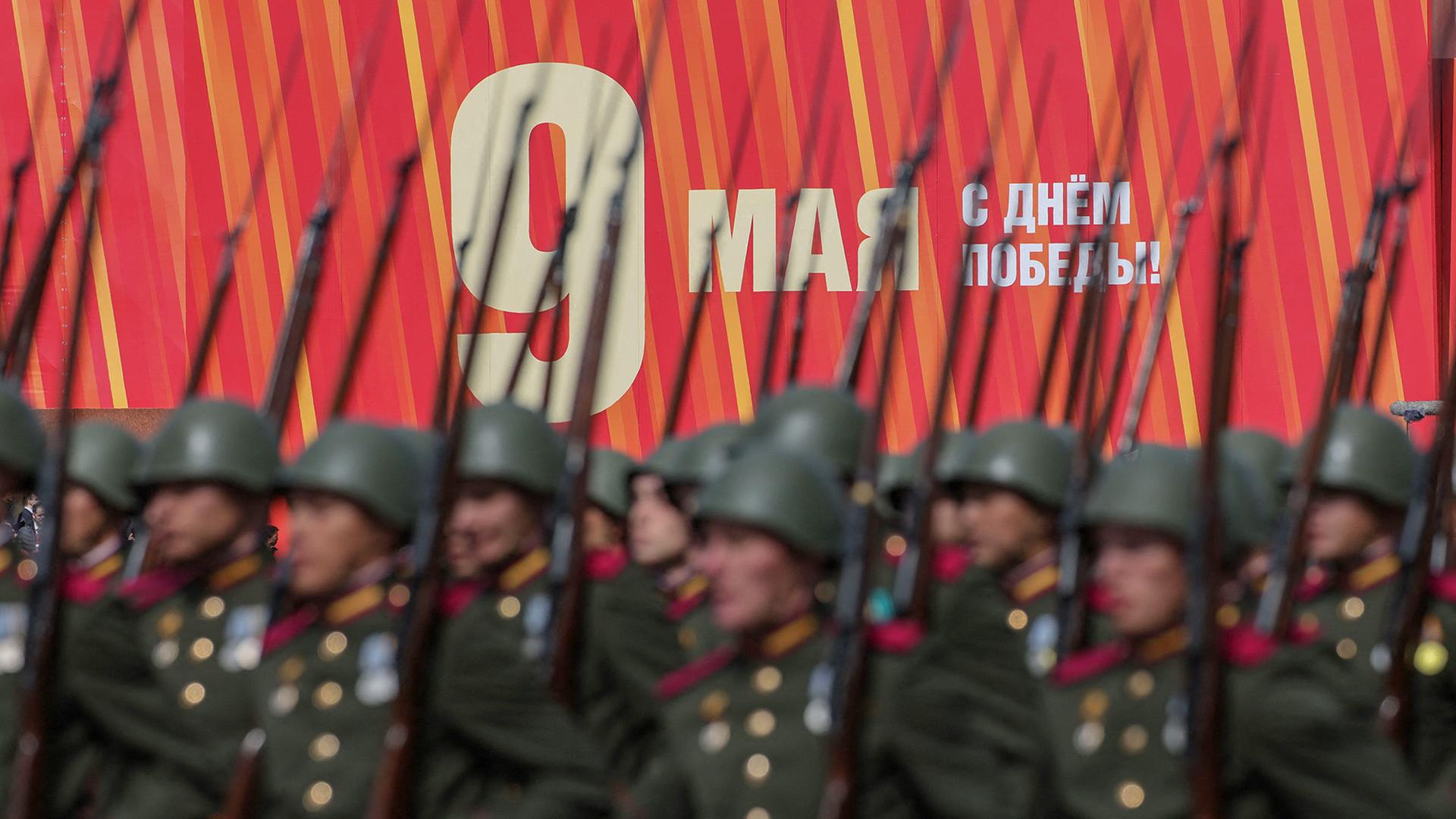 Russische Soldaten marschieren während einer Militärparade auf dem Roten Platz in Moskau. (Archivbild: 09.05.2025) | STRINGER / AFP