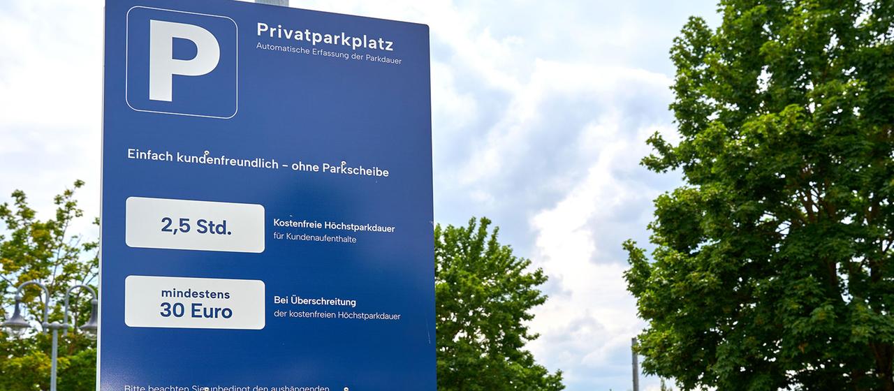 Hinweisschild zum kostenpflichtigen Parken an  einem Supermarkt Parkplatz.