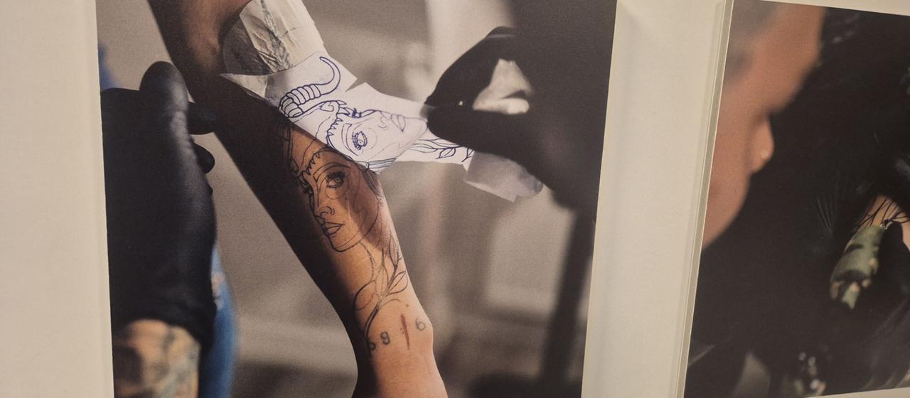 Bild von Jessicas Arm während der Tattoovorbereitung in der Ausstellung 