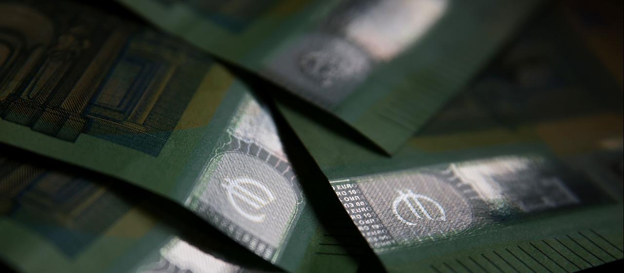 Eurobanknoten die in der Sonne glänzen.