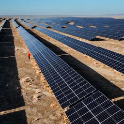 Ein Arbeiter inspiziert ein Photovoltaik-Kraftwerk in Karamay (China).