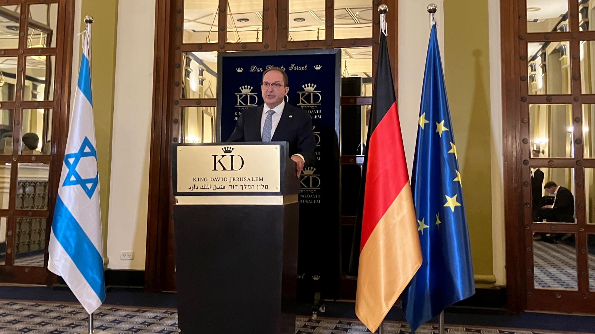 Alexander Dobrindt spricht bei einer Pressekonferenz im Hotel King David. | dpa