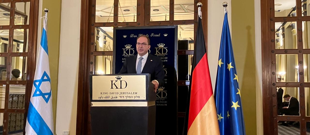 Alexander Dobrindt spricht bei einer Pressekonferenz im Hotel King David.