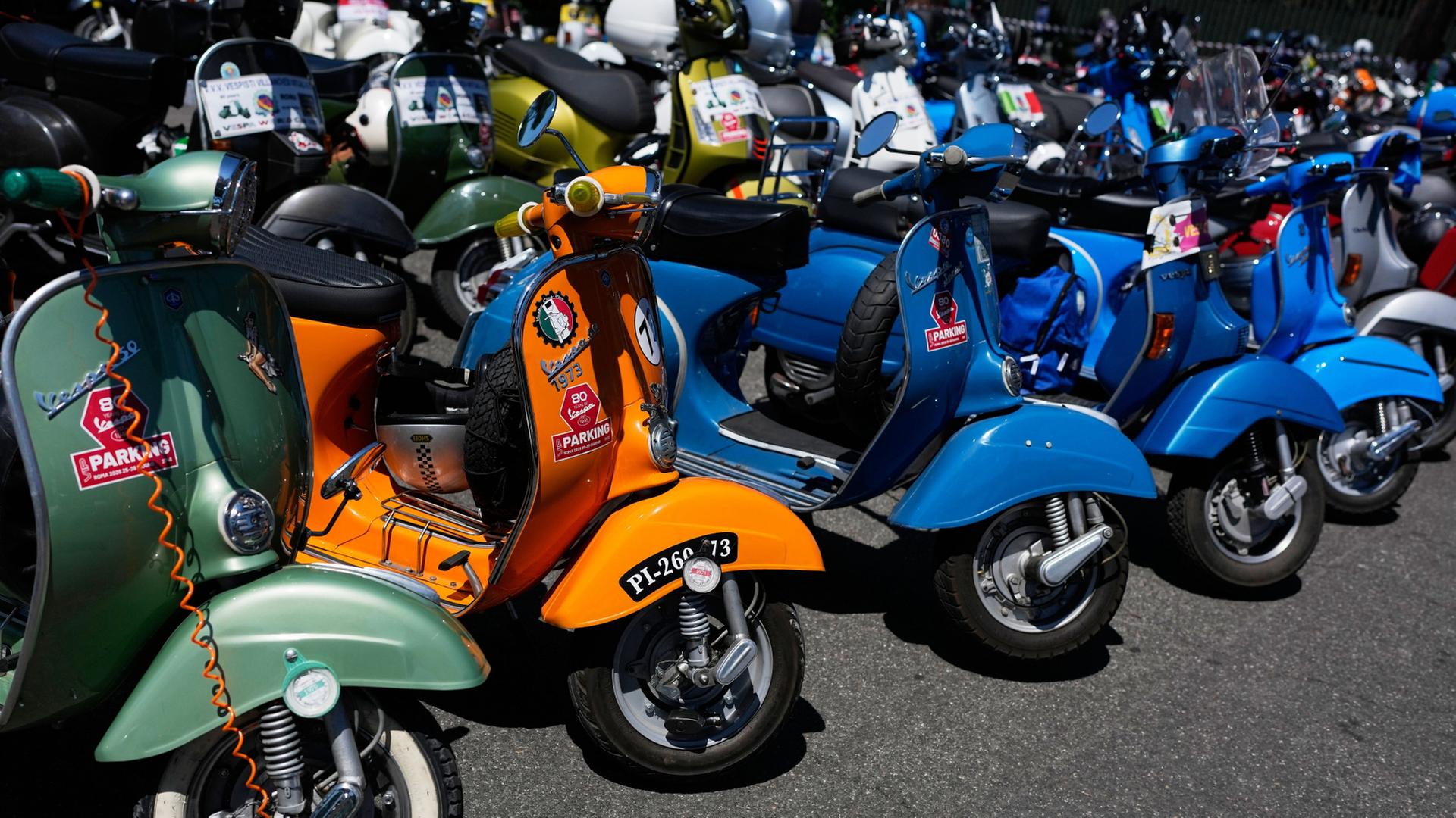 Vespa-Roller stehen bei den Feierlichkeiten zum 80-jährigen Jubiläum in Rom vor dem Vespa Village. | AP Photo/Alessandra Tarantino