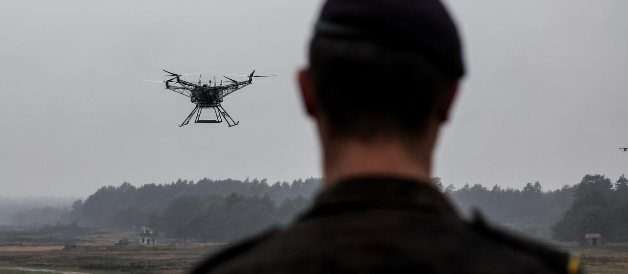 Eine große Militärdrohne fliegt auf dem Truppenübungsplatz Bergen bei Wietzendorf.