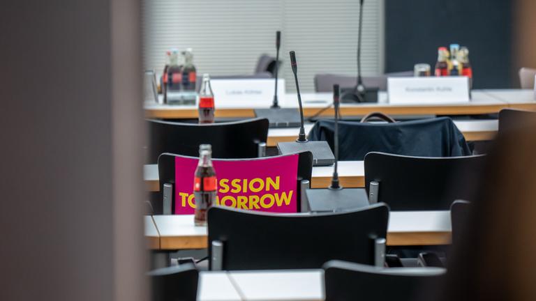"Mission Tomorrow" klebt auf einem Stuhl im FDP-Fraktionssaal vor der letzten Fraktionssitzung der FDP im Bundestag.
