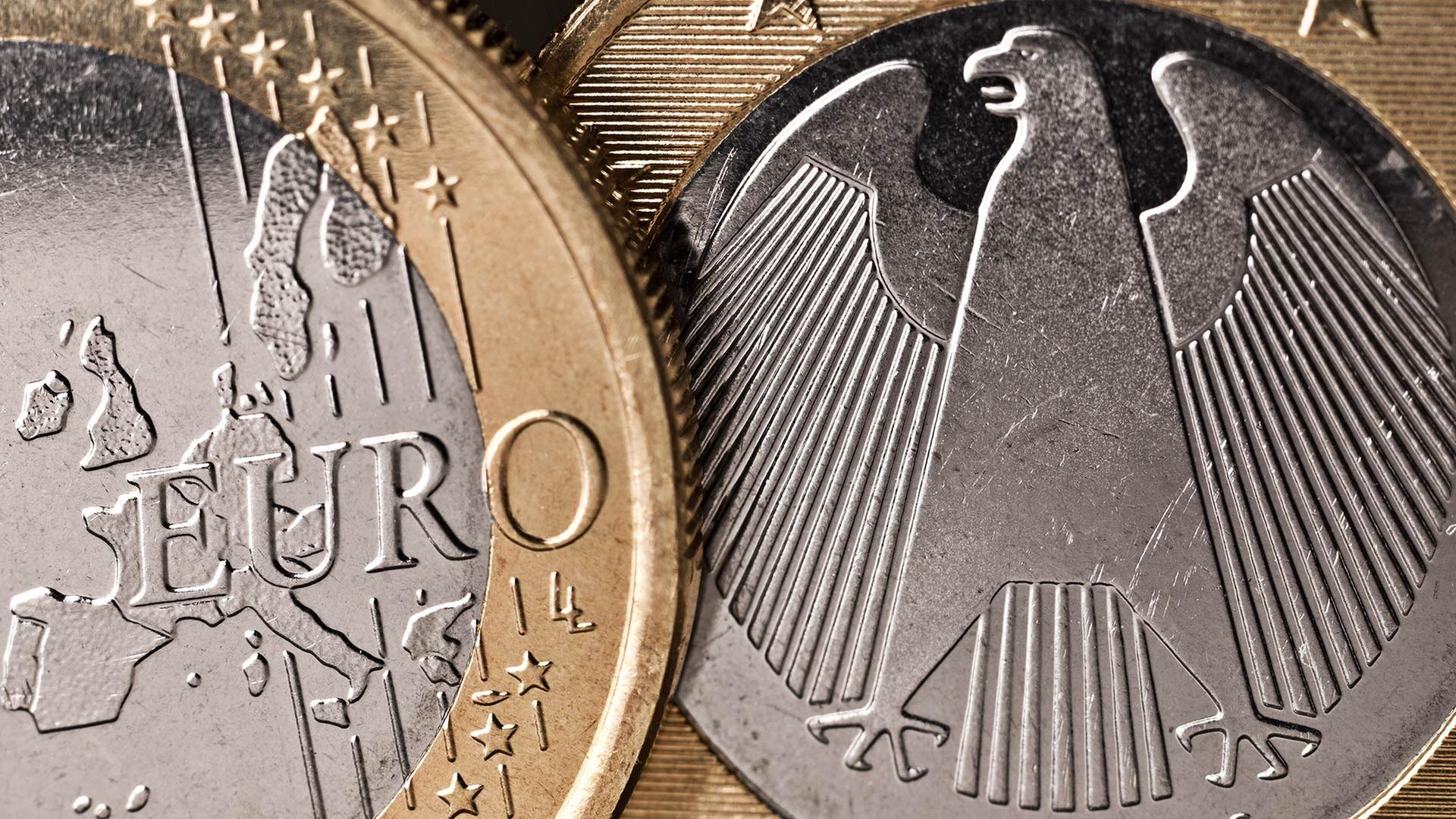 Bundesadler auf einer Zwei-Euro-Münze. | picture alliance / Klaus Ohlensc