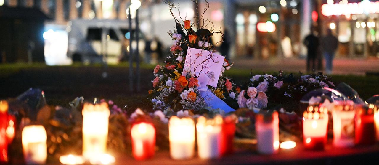 Kerzen und Blumen sind beim Paradeplatz in Mannheim niedergelegt. (Archivbild: 04.03.2025)