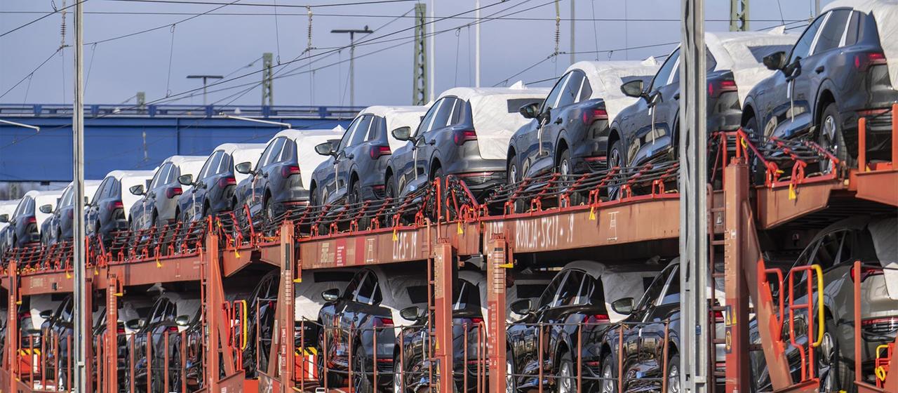 Güterzug mit Neuwagen auf dem Weg in das Auto-Terminal im Seehafen Bremerhaven.