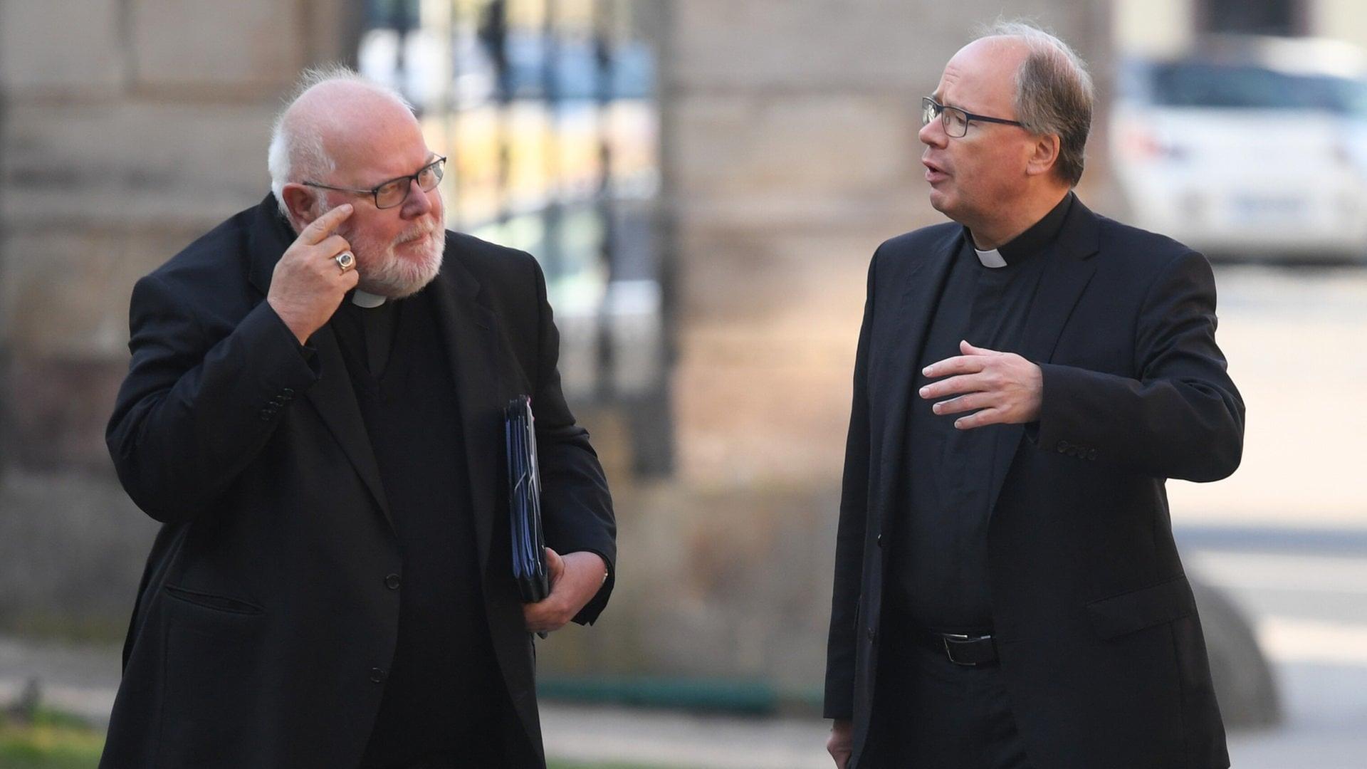 Die Bischöfe Reinhard Marx (l.) und Stephan Ackermann im Gespräch: Eine Studie der Uni Trier beleuchtet das Ausmaà sexuellen Missbrauchs im Bistum Trier. | dpa Bildfunk, Arne Dedert