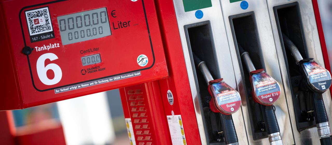 A gas pump at a gas station in Mecklenburg-Western Pomerania, the fuel gauge is at zero. 