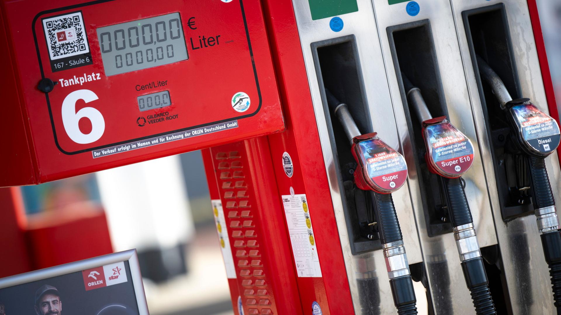 Eine Zapfsäule an einer Tankstelle in Mecklenburg-Vorpommern, die Tankanzeige steht auf Null.  | Philip Dulian/dpa