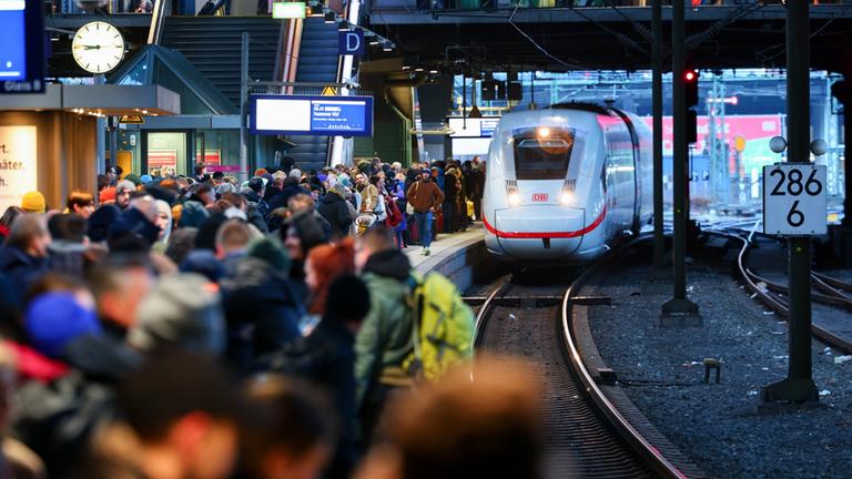 Ein ICE der Deutschen Bahn fährt in den Hamburger Hauptbahnhof ein.