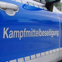 Symboldbild: Kampfmittelräumdienst, Bombenräumung. Schriftzug "Kampfmittelbeseitiung" auf einem Fahrzeug.