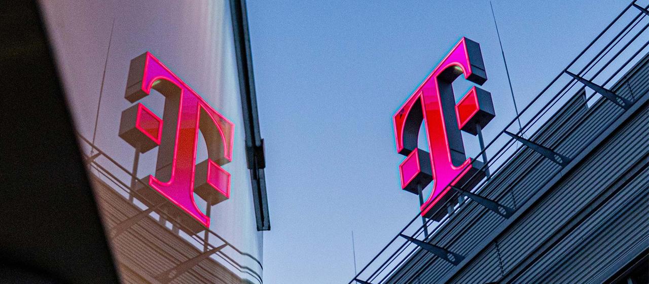 Unternehmenslogo auf dem Dach der Hauptverwaltung Deutsche Telekom, Bonn.