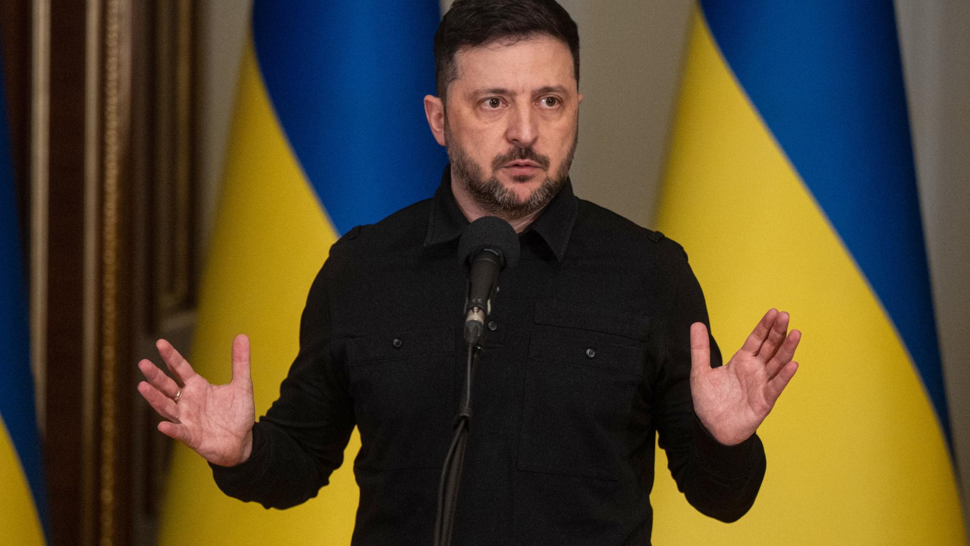 Wolodymyr Selenskyj vor zwei ukrainischen Landesflaggen. | dpa