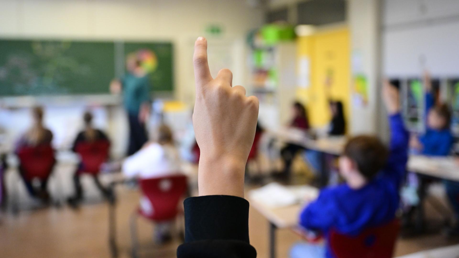 Ein Schüler meldet sich in einem Klassenzimmer. (Archiv) | Bernd Weißbrod/dpa