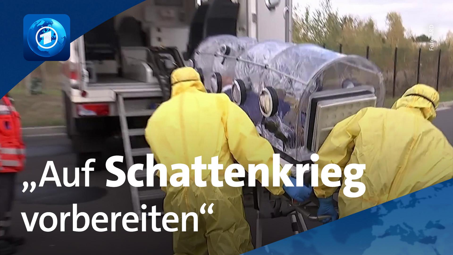 Ein Patient wird in einer Isolationseinheit transportiert. | ARD-aktuell