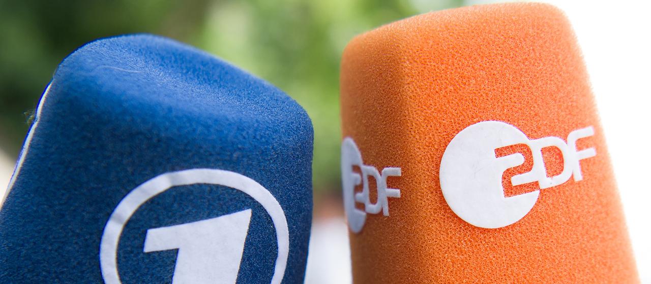 Fernsehmikrofone mit den Logos von ARD und ZDF.