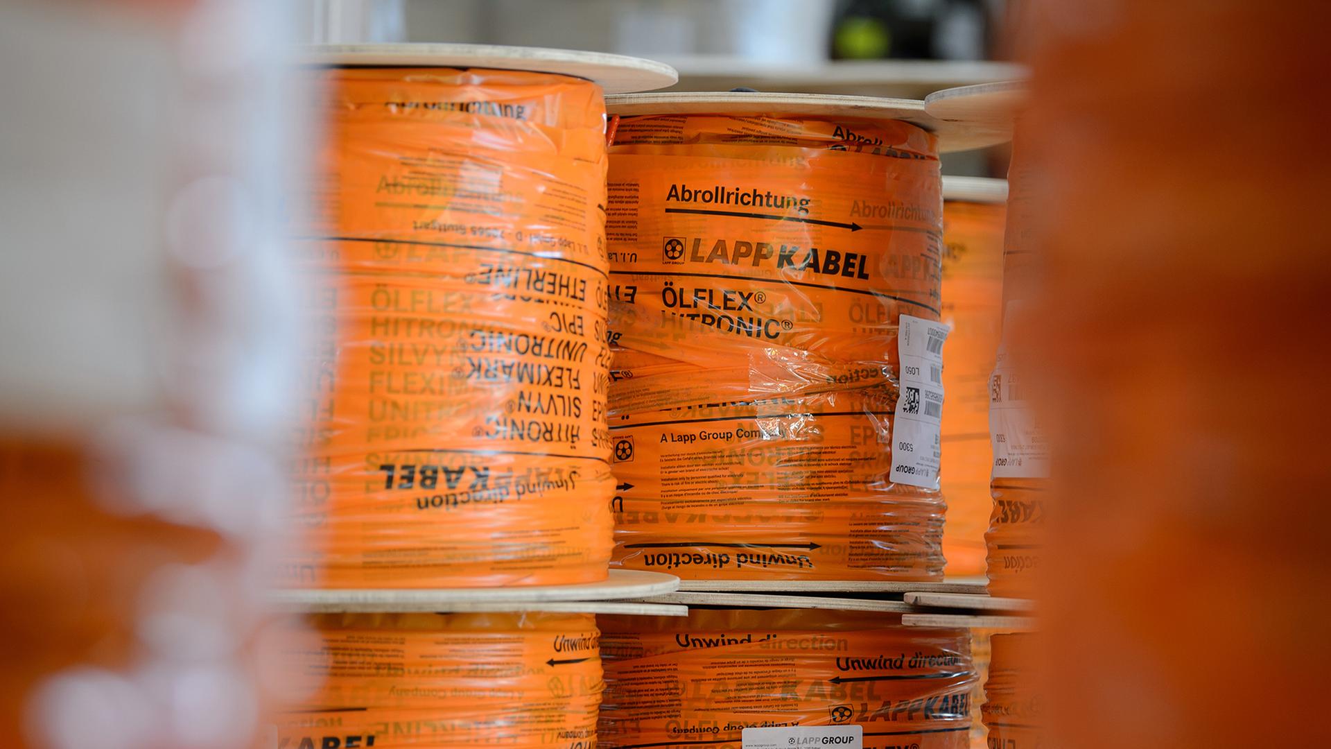 Aufgewickelte Kabel des Kabelherstellers Lapp lagern in einer Halle. | picture alliance / Sina Schuldt/