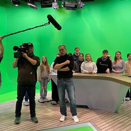 Schülerinnen und Schüler stehen im Greenscreen-Studio des Schleswig-Holstein Magazins.