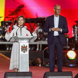 Friedrich Merz steht neben Maia Sandu, Emmanuel Macron und Donald Tusk auf einer Bühne.