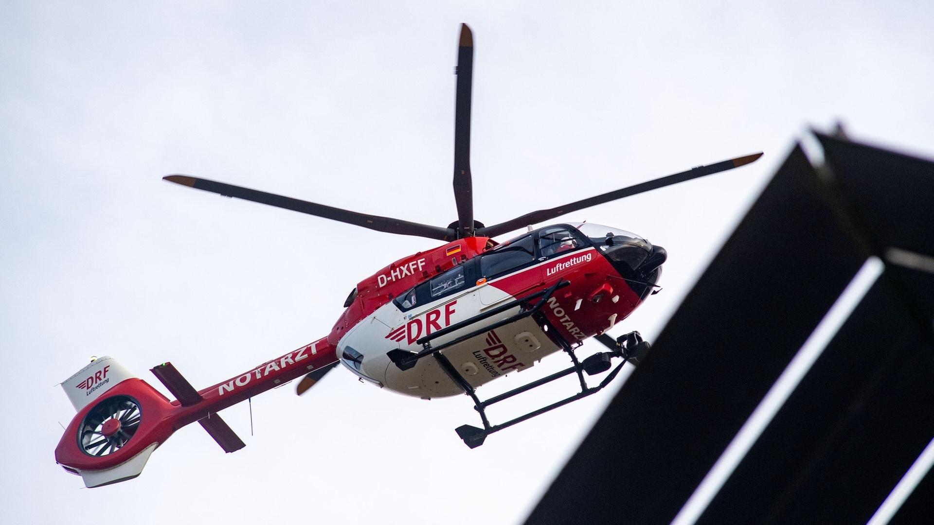 Ein Rettungshubschrauber im Anflug (Symbol): In Neckarsulm ist es in einem Einkaufszentrum zu einem schweren Arbeitsunfall gekommen. | dpa Bildfunk, picture alliance/dpa I Stefan Sauer